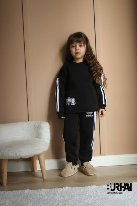 أسود أديداس